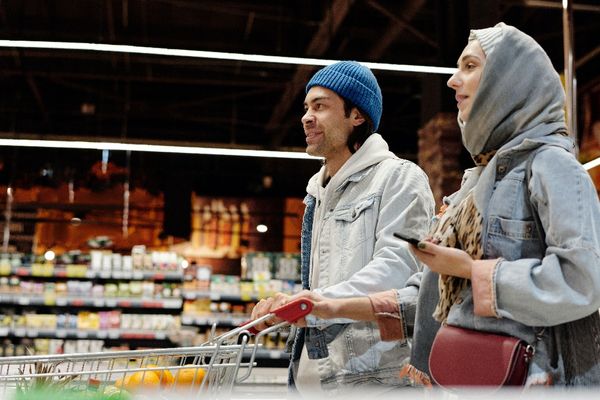 What are the stages of the customer lifecycle?